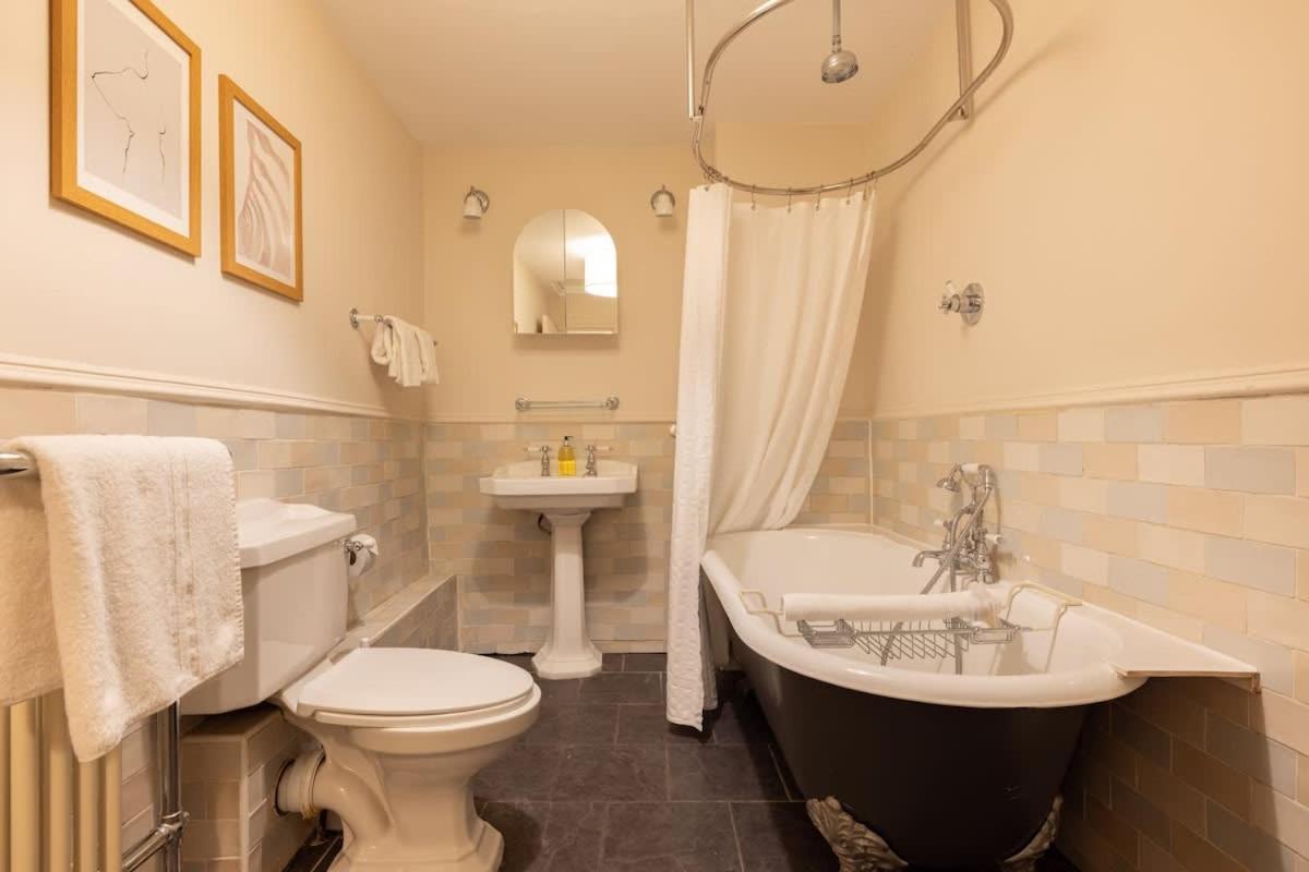 The Notting Hill Base - Charming 2bdr With Balcony Apartment London